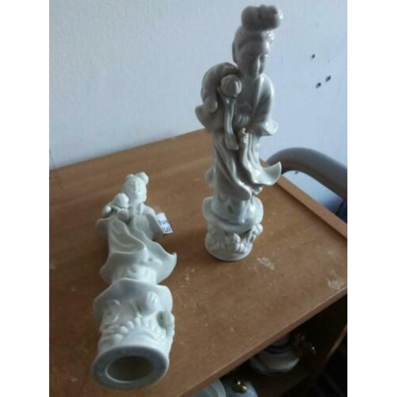 Twee mooie witte beelden 25a28 cm