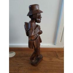 Houten beeld / man +/- 38 cm hoog