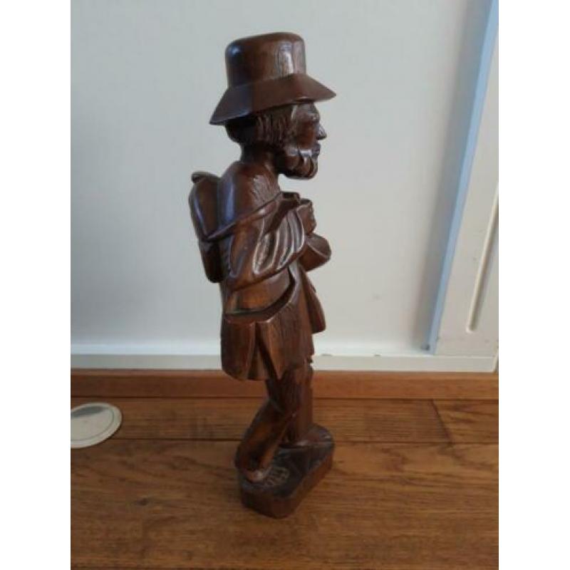 Houten beeld / man +/- 38 cm hoog