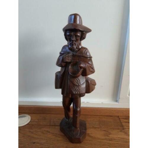 Houten beeld / man +/- 38 cm hoog