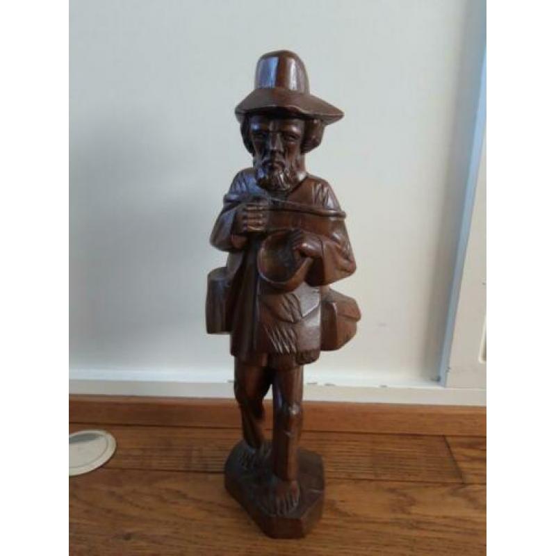 Houten beeld / man +/- 38 cm hoog