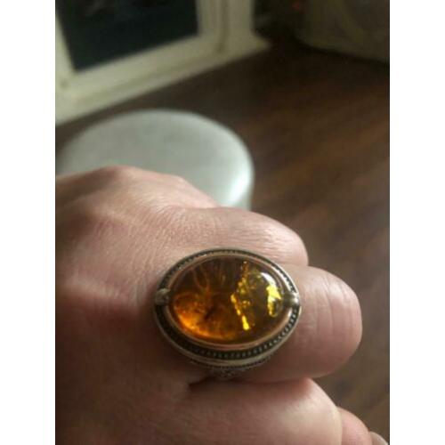 Barnsteen met zilver oorbellen en ring