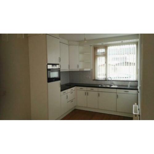 Hoek keuken 223x263 met alle apparatuur.