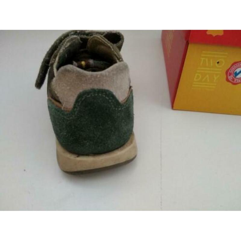Maat 31 leren groen / bruine jongens sneakers met klittenban