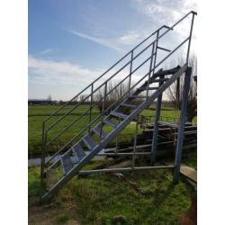 Ijzeren trap. Bij zet trap voor container.