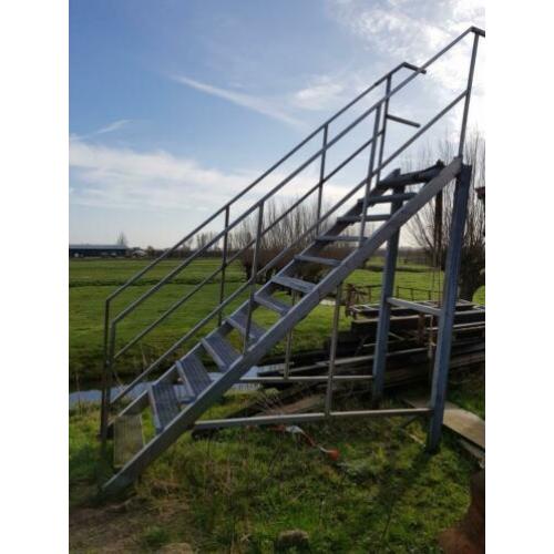 Ijzeren trap. Bij zet trap voor container.