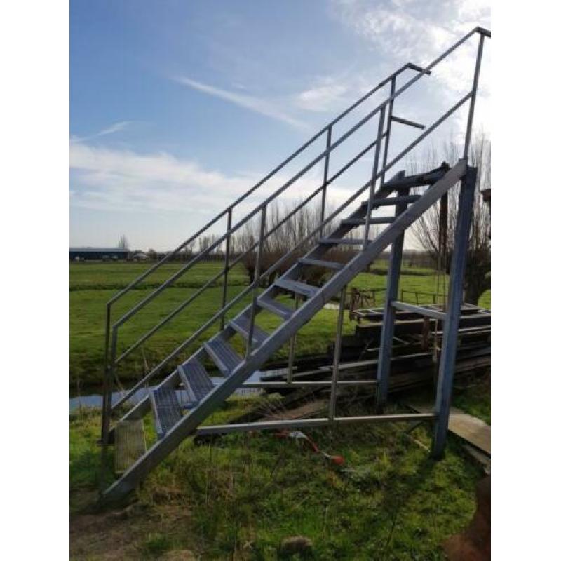 Ijzeren trap. Bij zet trap voor container.