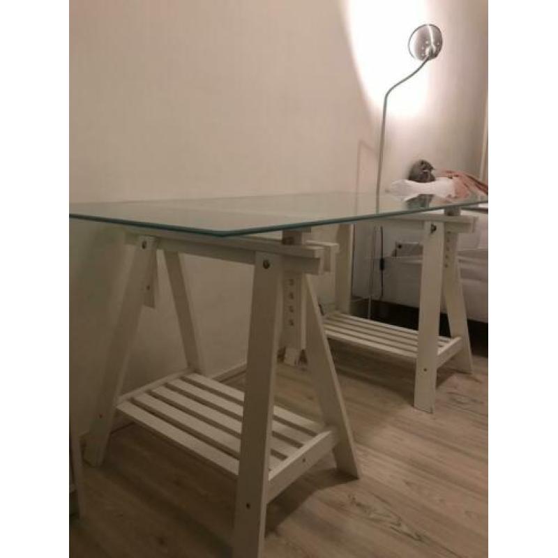 Bureau met los glazen tafelblad (kan ook schuin; tekentafel)