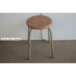 Oude grijze ronde industriele doorleefde stalen kruk H45