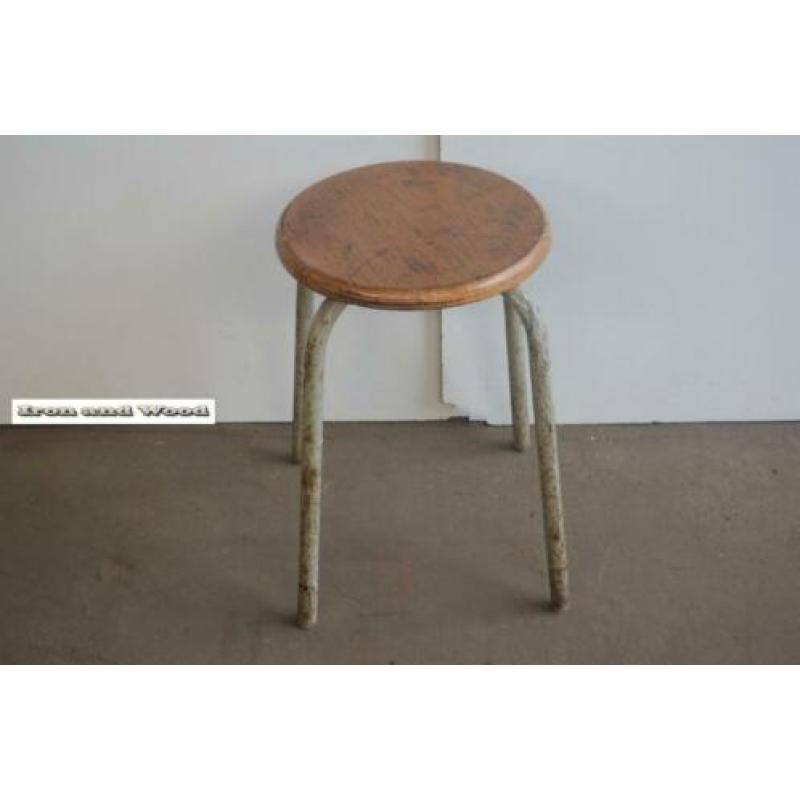 Oude grijze ronde industriele doorleefde stalen kruk H45