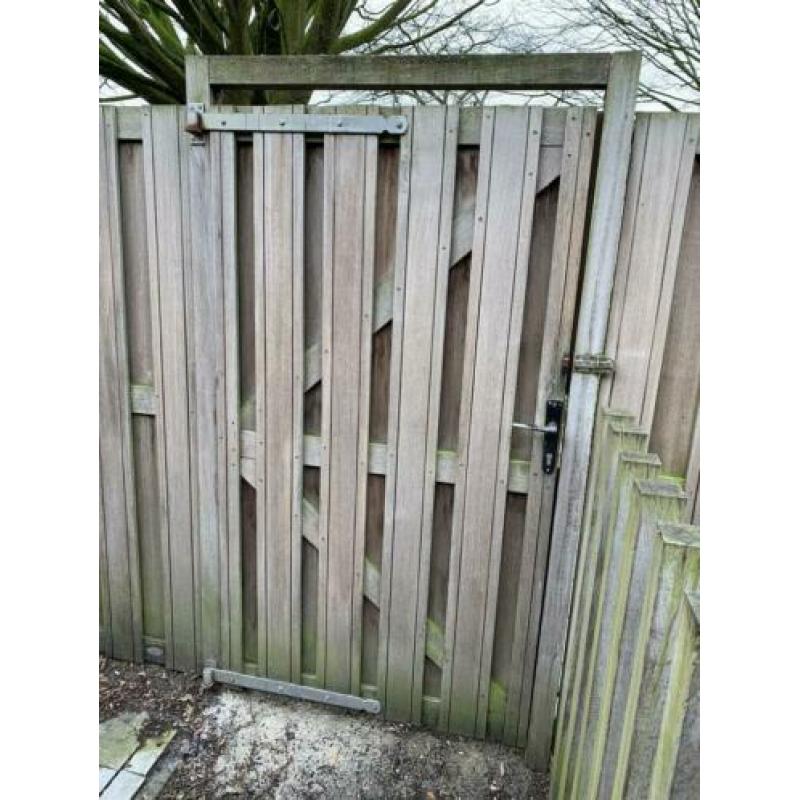 Schutting hardhout incl. poort ca. 6,25m breed
