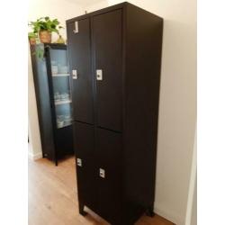 Opgepimpte lockerkast. Mogenlijkgeid om kleding op te hangen