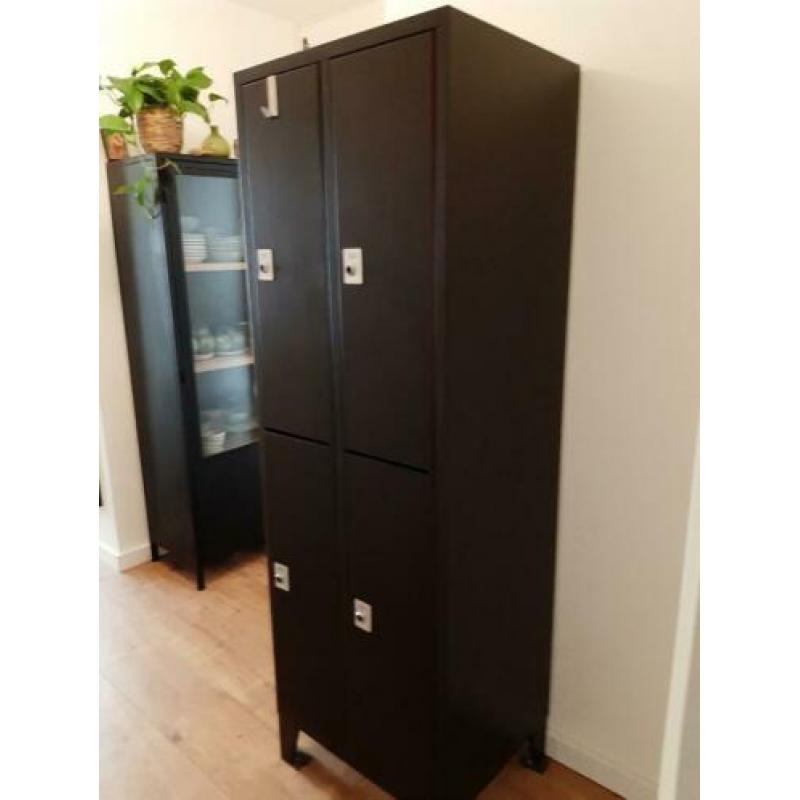 Opgepimpte lockerkast. Mogenlijkgeid om kleding op te hangen