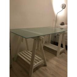 Bureau met los glazen tafelblad (kan ook schuin; tekentafel)