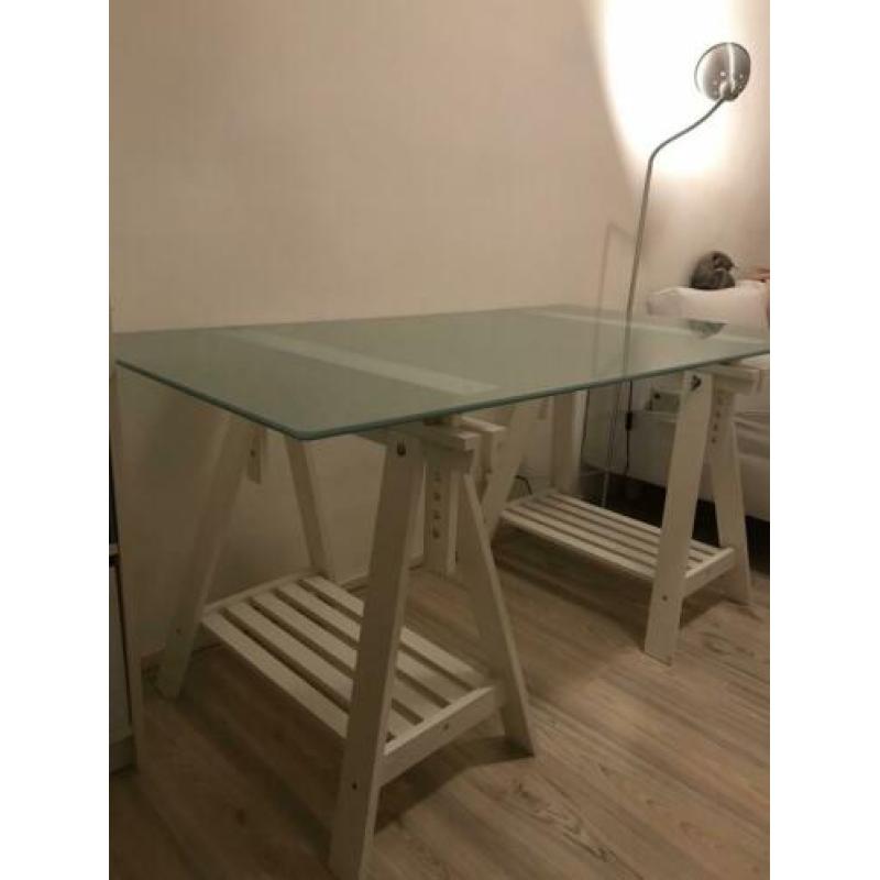 Bureau met los glazen tafelblad (kan ook schuin; tekentafel)