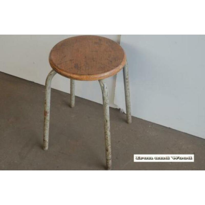 Oude grijze ronde industriele doorleefde stalen kruk H45