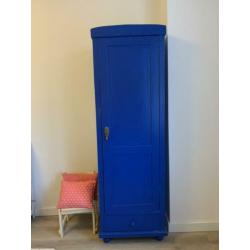 Houten kast hoog, smal, vintage, blauw, kinderkamer
