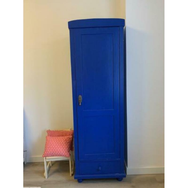 Houten kast hoog, smal, vintage, blauw, kinderkamer