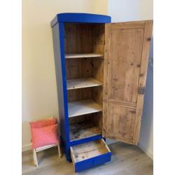 Houten kast hoog, smal, vintage, blauw, kinderkamer