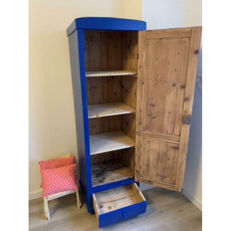 Houten kast hoog, smal, vintage, blauw, kinderkamer