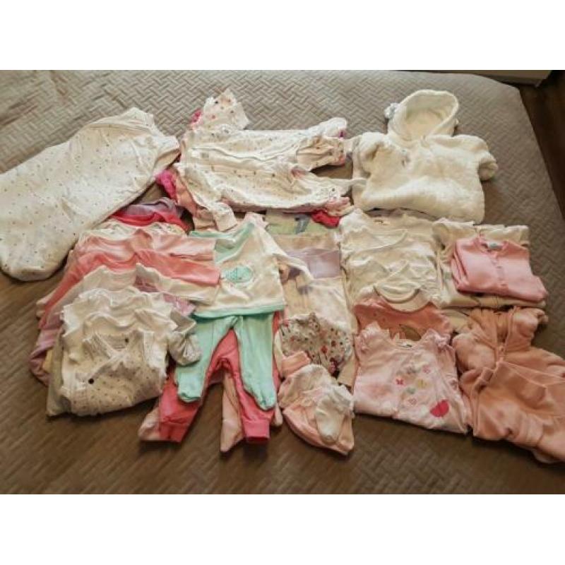 Pakket meisjes kleding. Maat 56/62