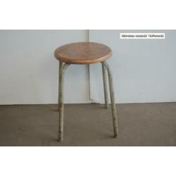 Oude grijze ronde industriele doorleefde stalen kruk H45