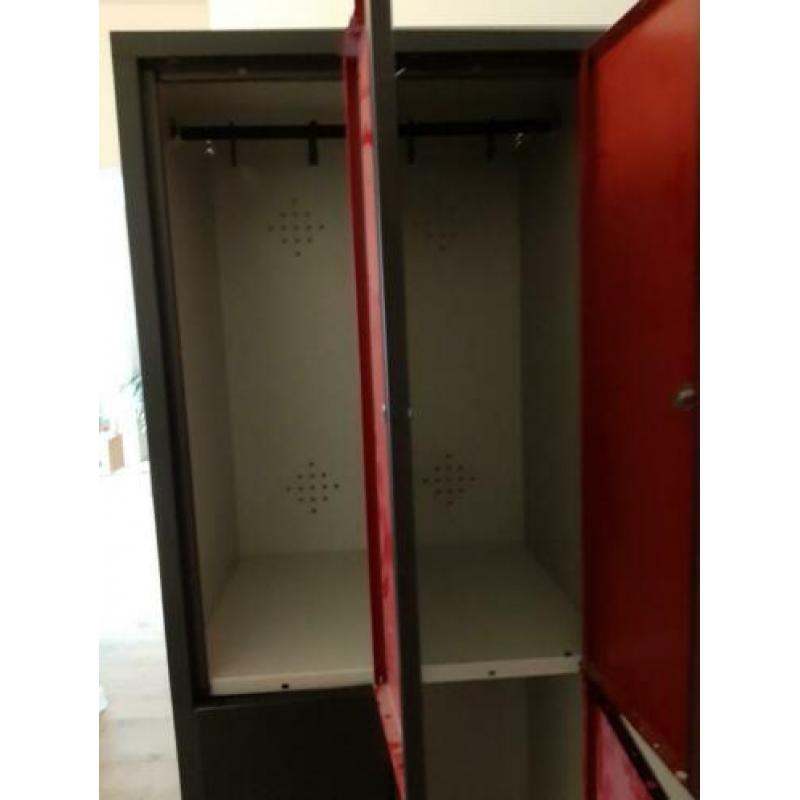 Opgepimpte lockerkast. Mogenlijkgeid om kleding op te hangen