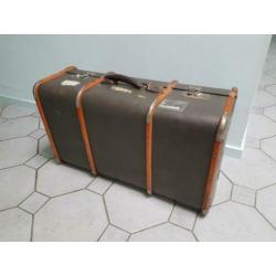 Koffer vintage met houten banden en metalen hoeken