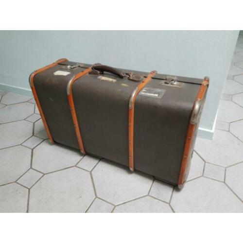 Koffer vintage met houten banden en metalen hoeken