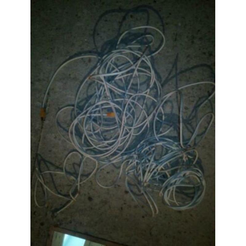 Diverse kabels. Scart. Hdmi. Tv. Internet
