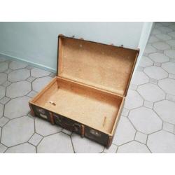 Koffer vintage met houten banden en metalen hoeken