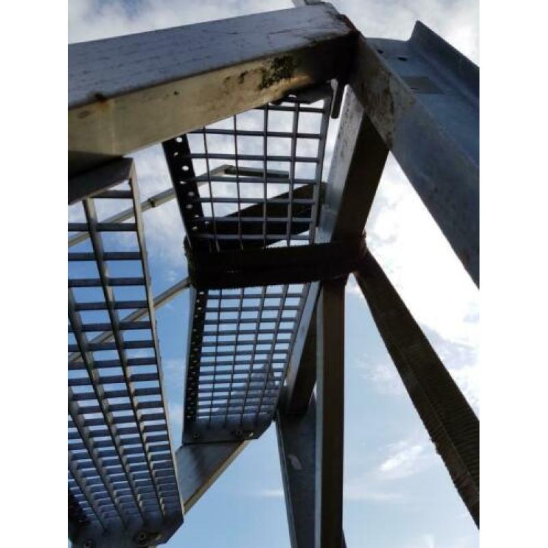 Ijzeren trap. Bij zet trap voor container.