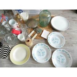 Verhuisdoos vol borden kopjes ea keuken oa retro vintage