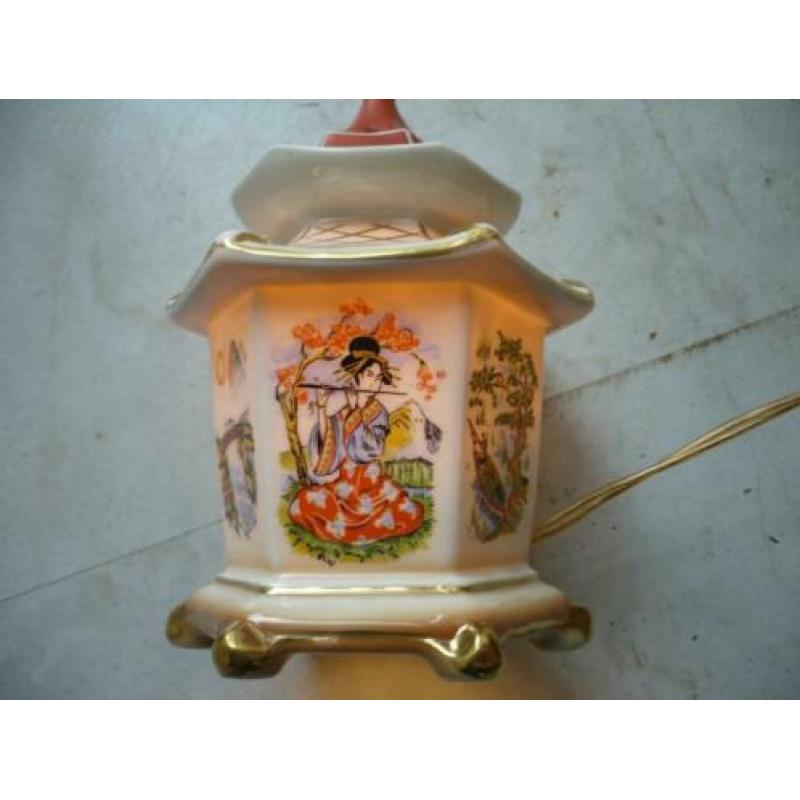 Puntgave antieke Chinees porceleinen parfumlamp.