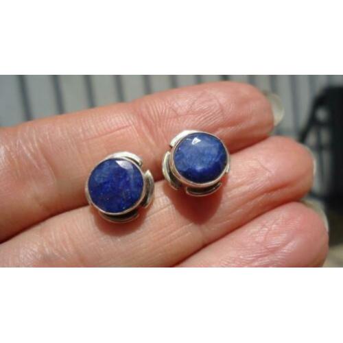 925 zilver oorbellen / oorknopjes met ruwe saffier - RESERVE