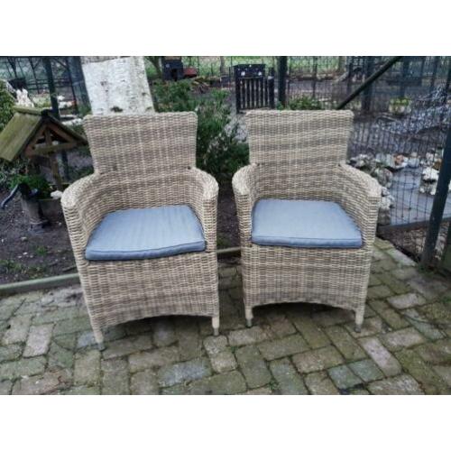 2 rond wicker tuinstoelen met kussens