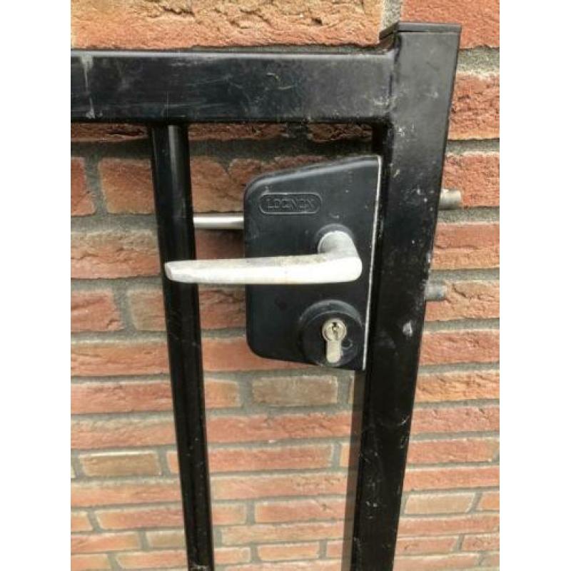 Zwarte poort met slot 95 breed en 115 hoog