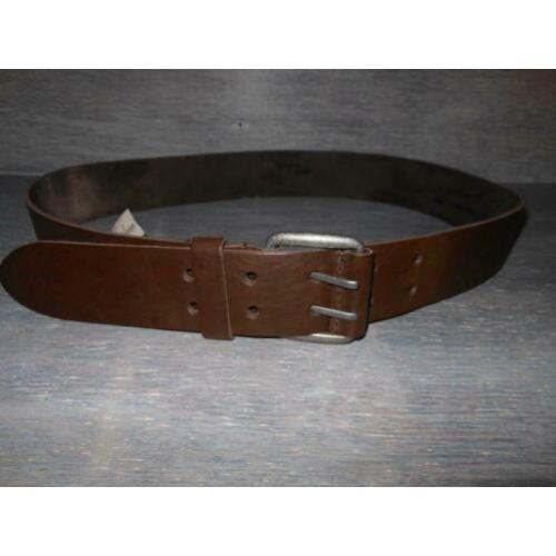 Mooie bruine leren riem met een beklede gesp met dubbele pin