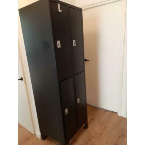 Opgepimpte lockerkast. Mogenlijkgeid om kleding op te hangen