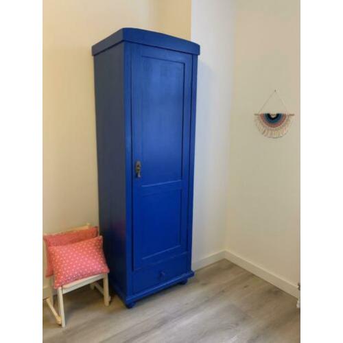 Houten kast hoog, smal, vintage, blauw, kinderkamer