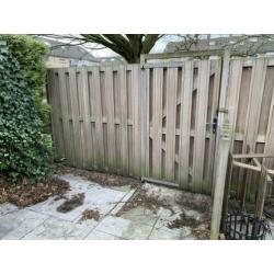 Schutting hardhout incl. poort ca. 6,25m breed