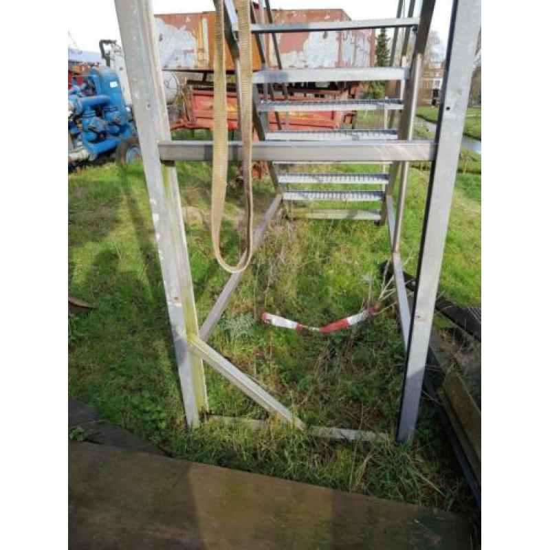 Ijzeren trap. Bij zet trap voor container.