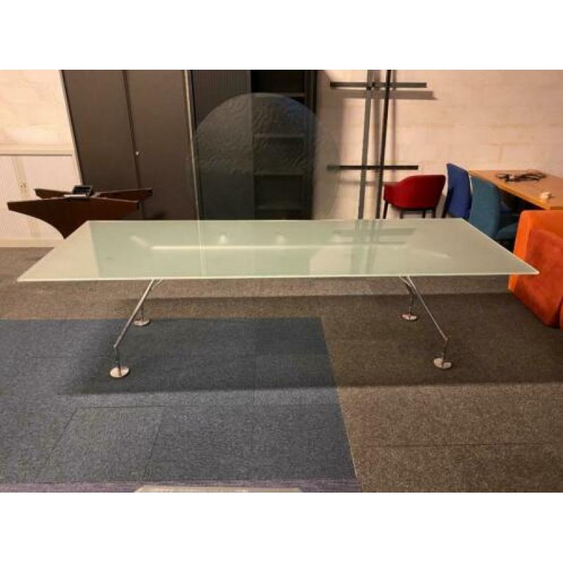 Tecno Nomos tafel, design, Normen Foster, 280 x 100 cm.