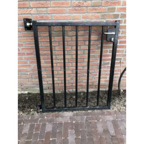 Zwarte poort met slot 95 breed en 115 hoog