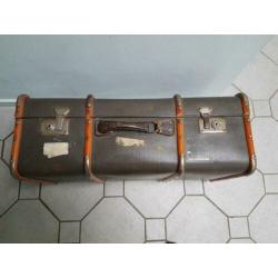 Koffer vintage met houten banden en metalen hoeken