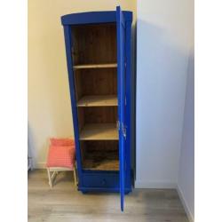 Houten kast hoog, smal, vintage, blauw, kinderkamer