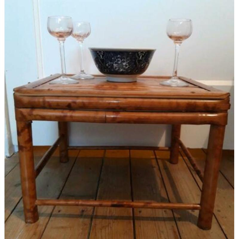 Plantentafel. Bijzettafel. bamboe tafeltje. 3 glaasjes