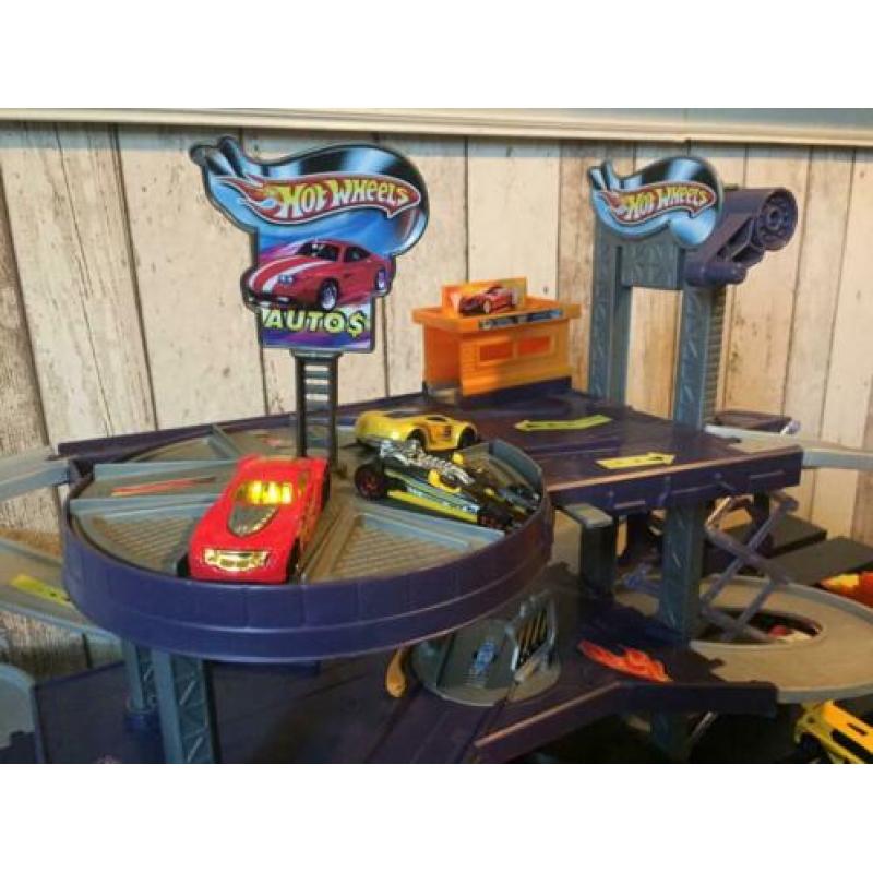 Hot Wheels garage en auto’s