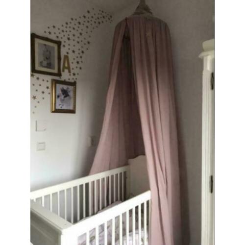 Massief houten brocante babykamer