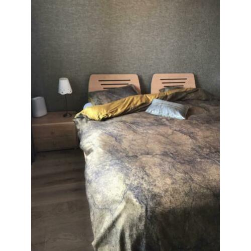 Bed 180x200 en nachtkastjes